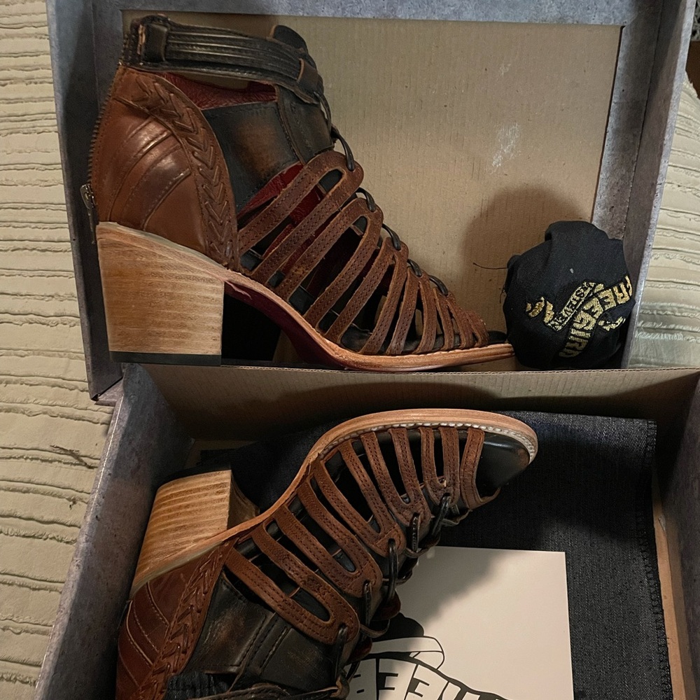 New in box freebird Frye booties size 7 runs like an 8
